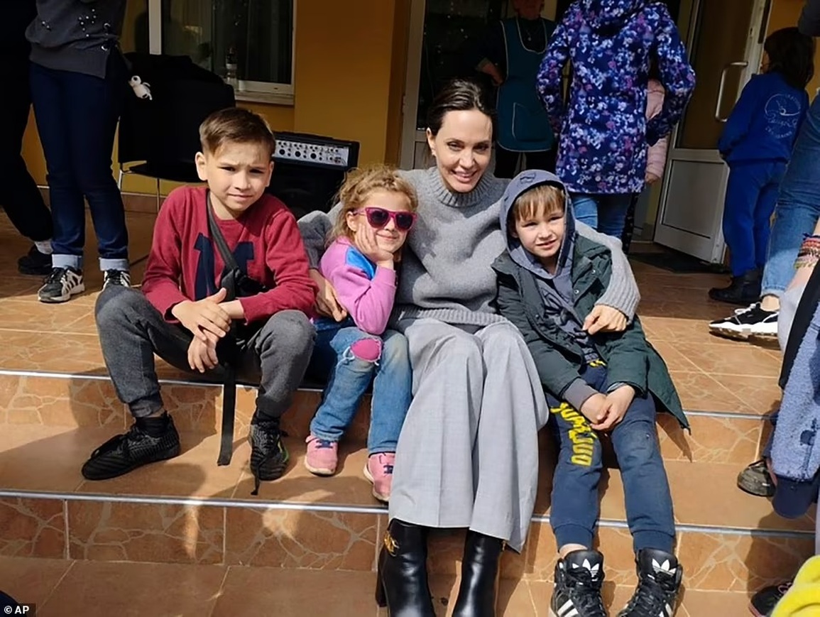 Angelina Jolie đang làm gì ở Ukraine? - 4 Angelina Jolie đang làm gì ở Ukraine? - 4