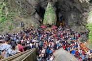 Hàng vạn du khách chen chân chật cứng ở chùa Hương