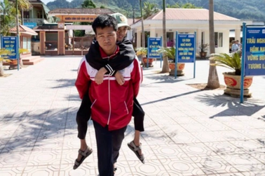 Cậu học trò mỗi ngày đứng ở cổng trường và câu chuyện xúc động phía sau