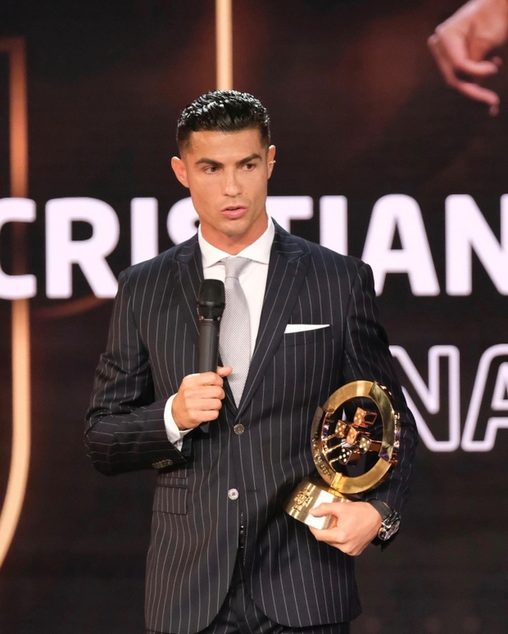 C.Ronaldo nhận giải thưởng đặc biệt, tuyên bố dự Euro 2024 - 1 C.Ronaldo nhận giải thưởng đặc biệt, tuyên bố dự Euro 2024 - 1