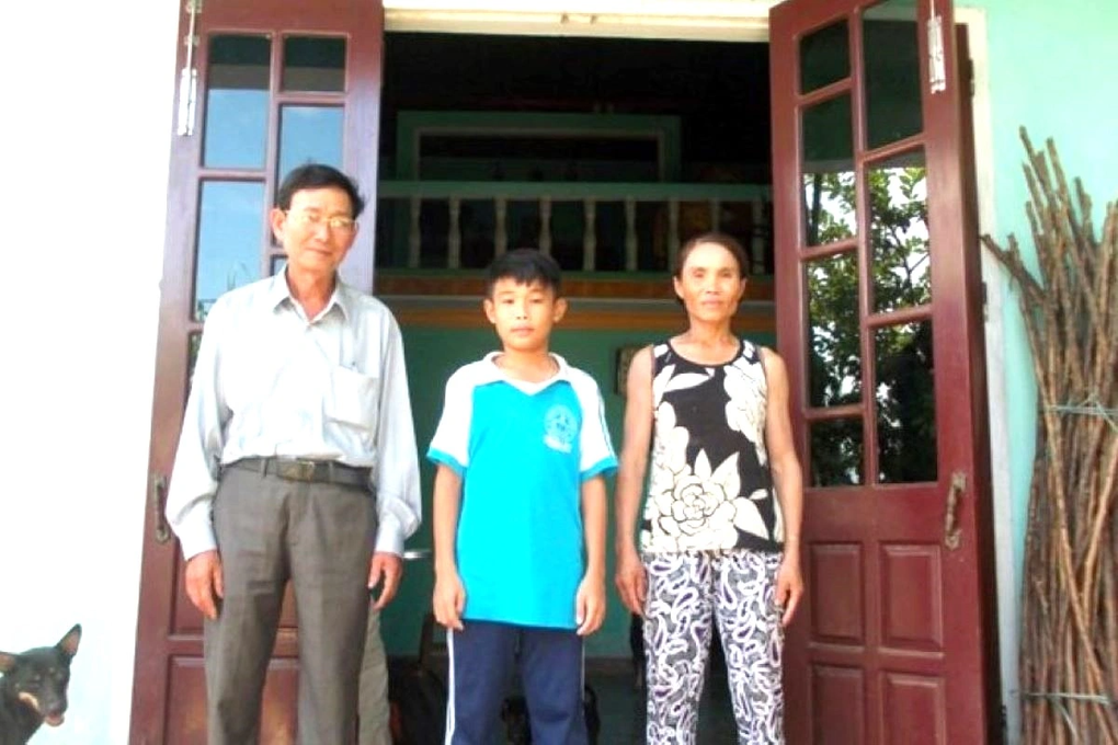 Lão nông 20 năm bán lúa, nuôi gà làm từ thiện - 1 Lão nông 20 năm bán lúa, nuôi gà làm từ thiện - 1