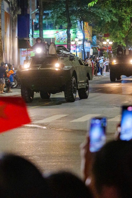 Người dân reo hò chào đón dàn xe pháo quân sự tiến vào thủ đô