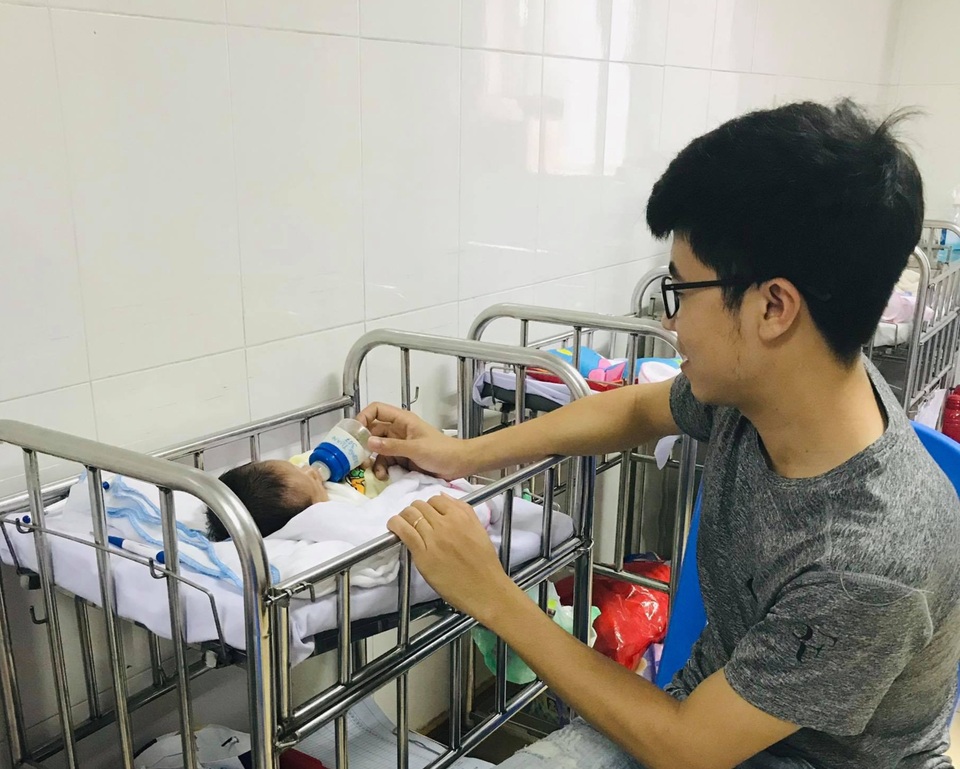 Cứu sống bé sinh non 28 tuần tuổi bị hoại tử dạ dày hiếm gặp - 2 Cứu sống bé sinh non 28 tuần tuổi bị hoại tử dạ dày hiếm gặp - 2