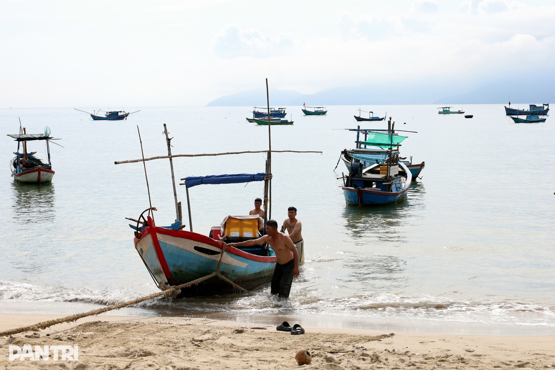 Ngư dân miền Trung cẩu thuyền, bộ đội giúp dân dời nhà tránh bão Kalmaegi - 9 Ngư dân miền Trung cẩu thuyền, bộ đội giúp dân dời nhà tránh bão Kalmaegi - 9