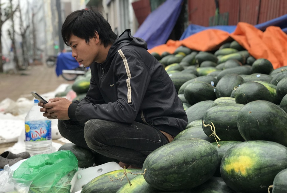 Trung Quốc đóng cửa vì dịch cúm, dưa hấu siêu rẻ, bán la liệt ở vỉa hè Hà Nội - 4 Trung Quốc đóng cửa vì dịch cúm, dưa hấu siêu rẻ, bán la liệt ở vỉa hè Hà Nội - 4