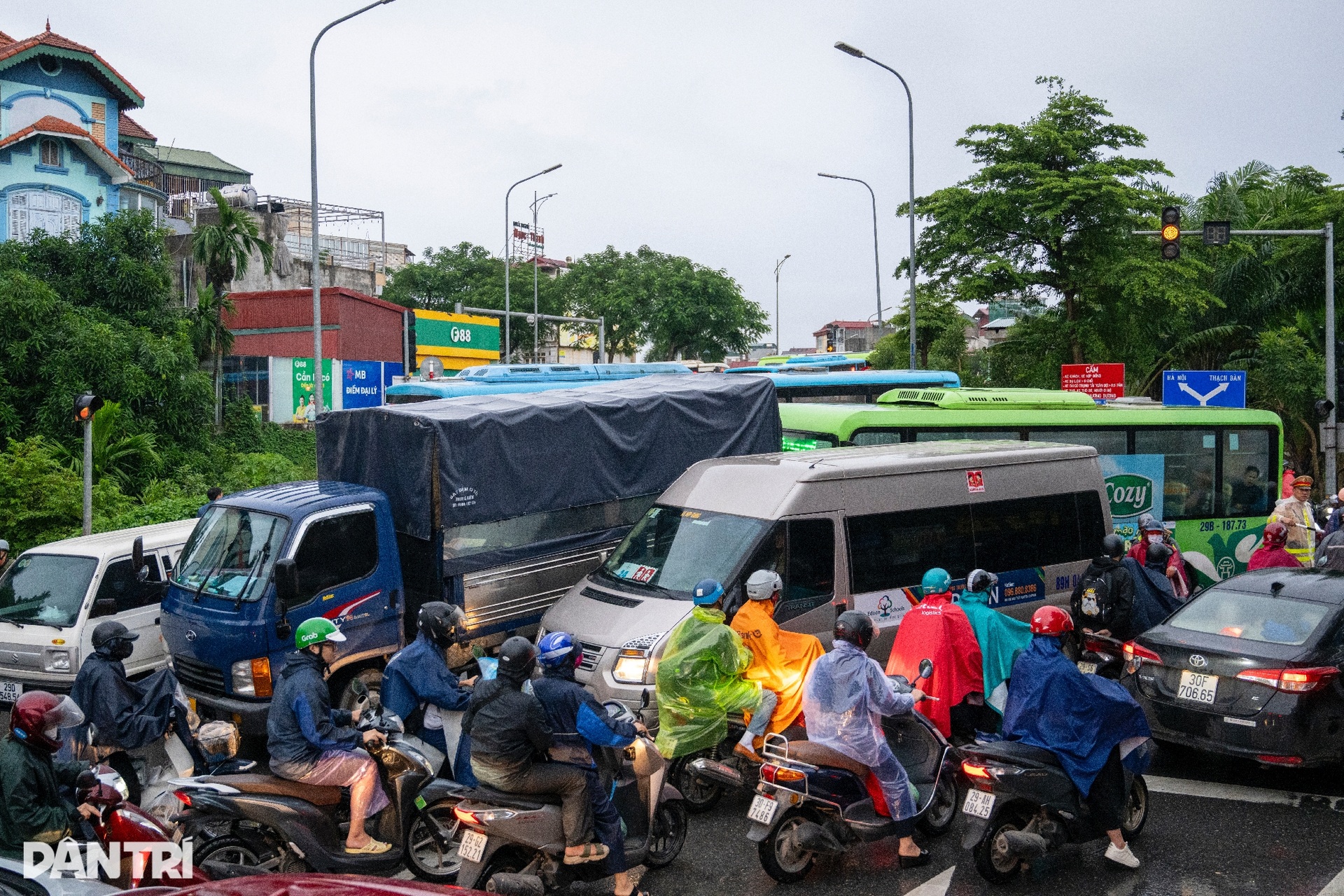 Tránh đường cấm, hàng trăm phương tiện đi ngược chiều ùn tắc cầu Long Biên - 5