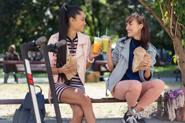 Sau đại dịch, nhiều người trẻ không còn lựa chọn sống tiết kiệm