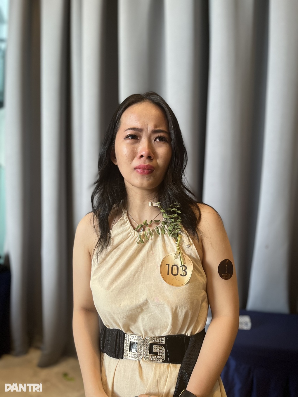 Thí sinh Hoa hậu Hòa bình Việt Nam khóc nấc, đòi giám khảo nêu lý do loại - 2 Thí sinh Hoa hậu Hòa bình Việt Nam khóc nấc, đòi giám khảo nêu lý do loại - 2