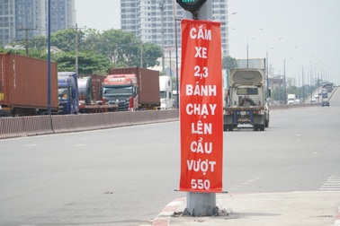 Treo băng rôn thông báo cấm xe máy lên cầu vượt ở TPHCM mà Dân trí phản ánh