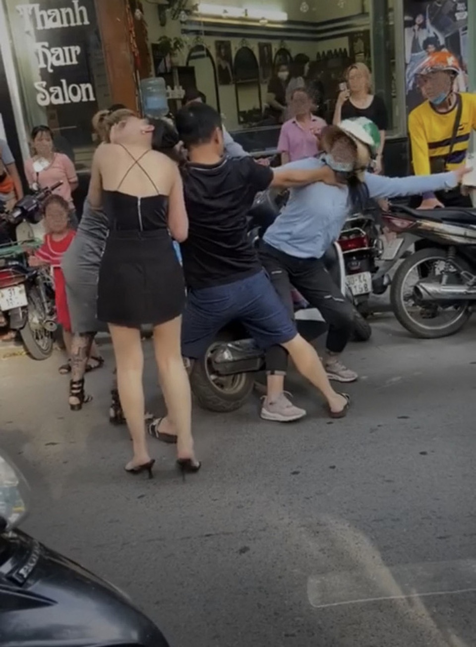 Vụ đánh ghen tàn bạo ở Huế: Cư dân mạng “dậy sóng” trước hàng loạt clip - 2 Vụ đánh ghen tàn bạo ở Huế: Cư dân mạng “dậy sóng” trước hàng loạt clip - 2