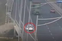 Taxi băng băng ngược chiều trên cao tốc Hà Nội - Hải Phòng