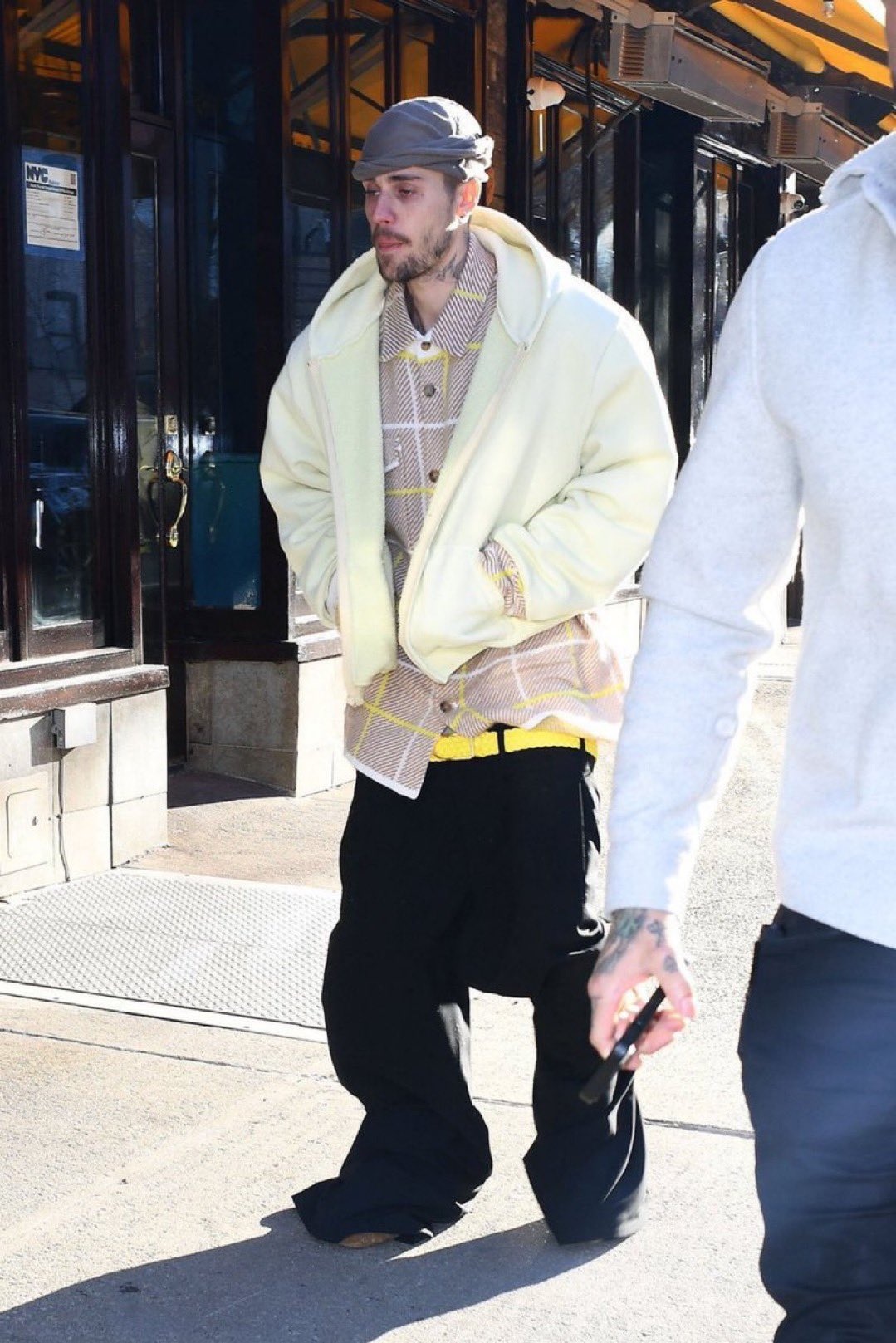 Dù đã làm bố, Justin Bieber vẫn mặc quần tụt, áo choàng tắm ra đường - 7 Dù đã làm bố, Justin Bieber vẫn mặc quần tụt, áo choàng tắm ra đường - 7