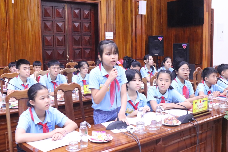 Đoàn Đại biểu Quốc hội tiếp xúc, lấy ý kiến của các em nhỏ về luật trẻ em - 2 Đoàn Đại biểu Quốc hội tiếp xúc, lấy ý kiến của các em nhỏ về luật trẻ em - 2