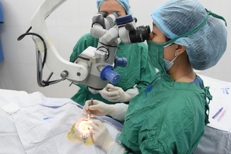 Giác mạc từ Nepal xuyên biên giới mang lại ánh sáng cho 12 bệnh nhân Việt