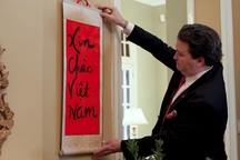 Tân Đại sứ Mỹ viết thư pháp, khai bút đầu xuân Nhâm Dần