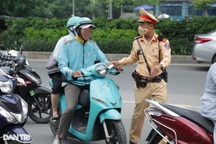 Tài xế xe ôm công nghệ vi phạm giao thông nói "bị xử phạt cao muốn bỏ nghề"