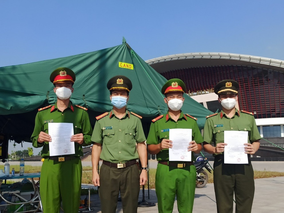 Cán bộ, chiến sĩ công an Bắc Giang đón quyết định thăng cấp tại chốt trực - 4 Cán bộ, chiến sĩ công an Bắc Giang đón quyết định thăng cấp tại chốt trực - 4