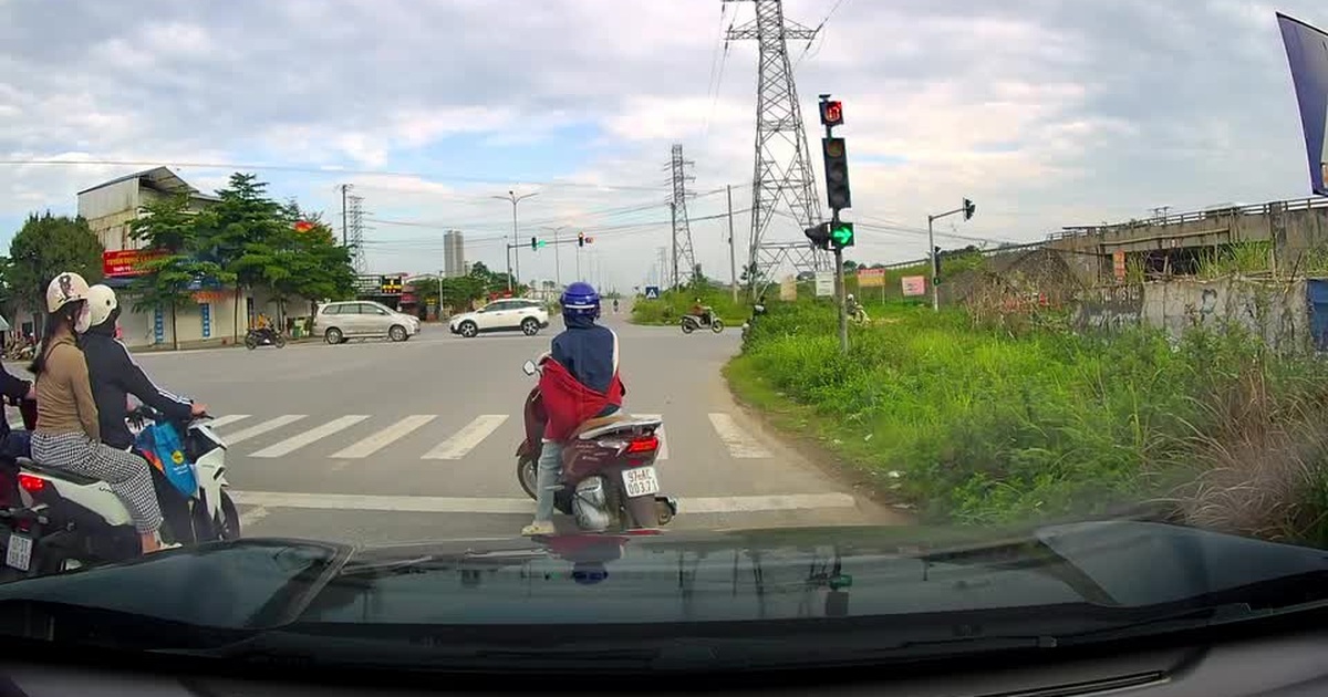 Video: Thanh niên đi xe máy phóng như "thần gió", suýt bị đốn ngã | Báo Dân trí