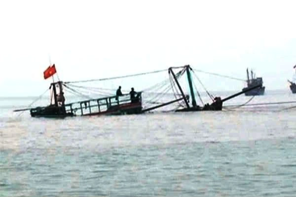 14 ngư dân đu bám vào phần nổi tàu cá đang chìm được cứu sống - 1 14 ngư dân đu bám vào phần nổi tàu cá đang chìm được cứu sống - 1