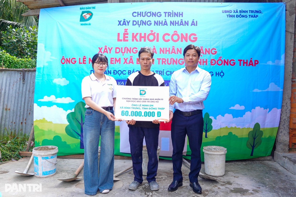Chồng nghèo nuôi vợ động kinh và con thơ nheo nhóc sắp có nhà mới - 1 Chồng nghèo nuôi vợ động kinh và con thơ nheo nhóc sắp có nhà mới