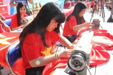 Học sinh Hà Nội may 300 lá cờ Tổ quốc tặng Trường Sa