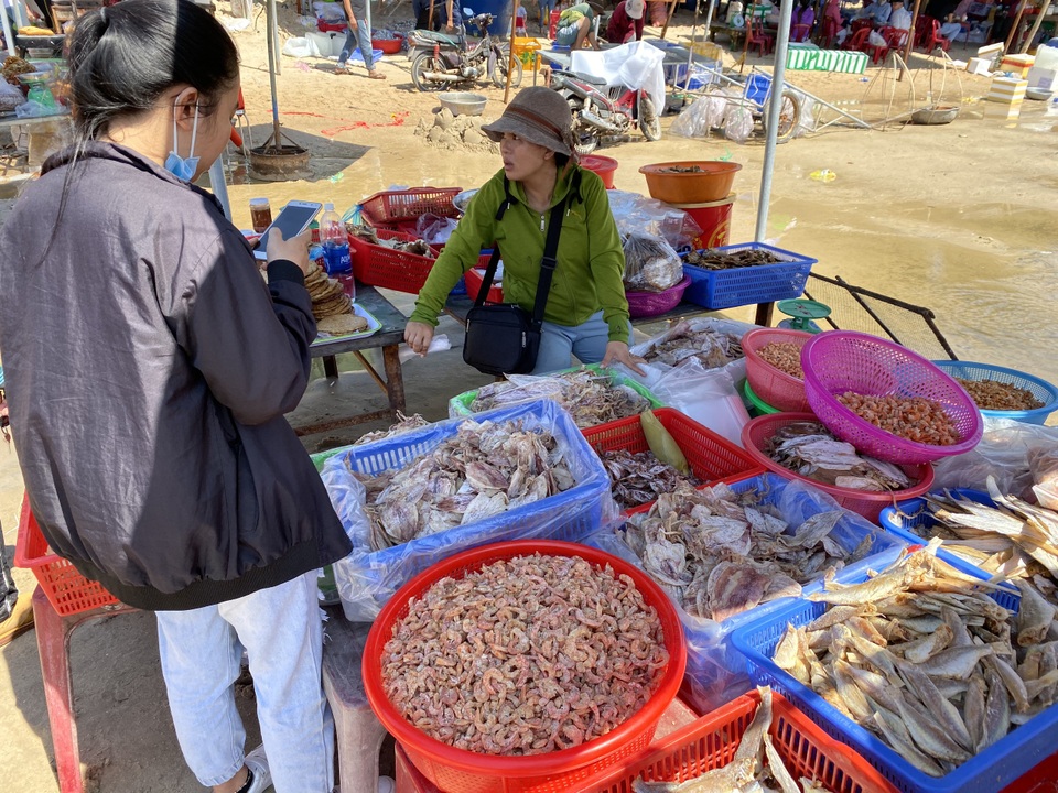 Ngộp thở tại các quán nhậu ven biển ngày mùng 4 Tết - 14 Ngộp thở tại các quán nhậu ven biển ngày mùng 4 Tết - 14