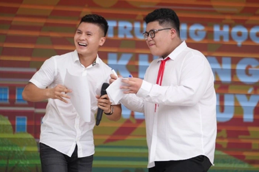 Cầu thủ Quang Hải cổ vũ cuộc thi "trường học không ma túy"