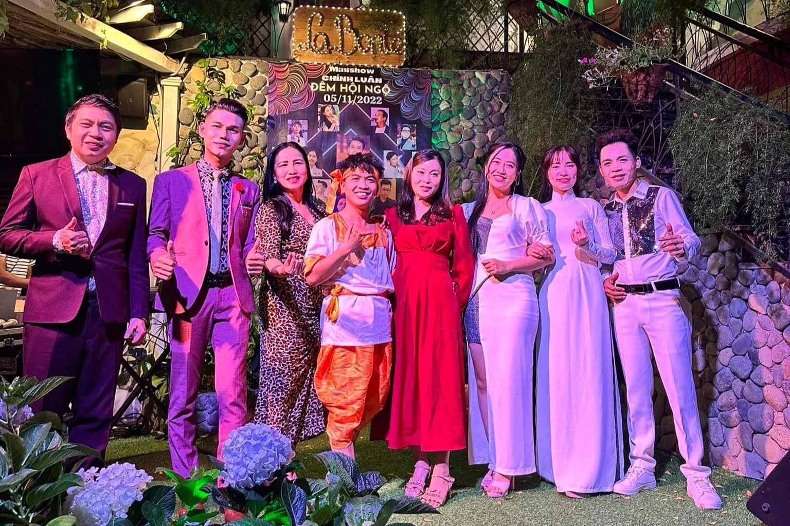 Chàng ca sĩ 10 năm ròng ngày làm đêm hát để giữ lửa đam mê - 1