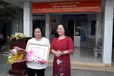 Khen thưởng người phụ nữ trả lại 100 triệu đồng cho người đánh rơi