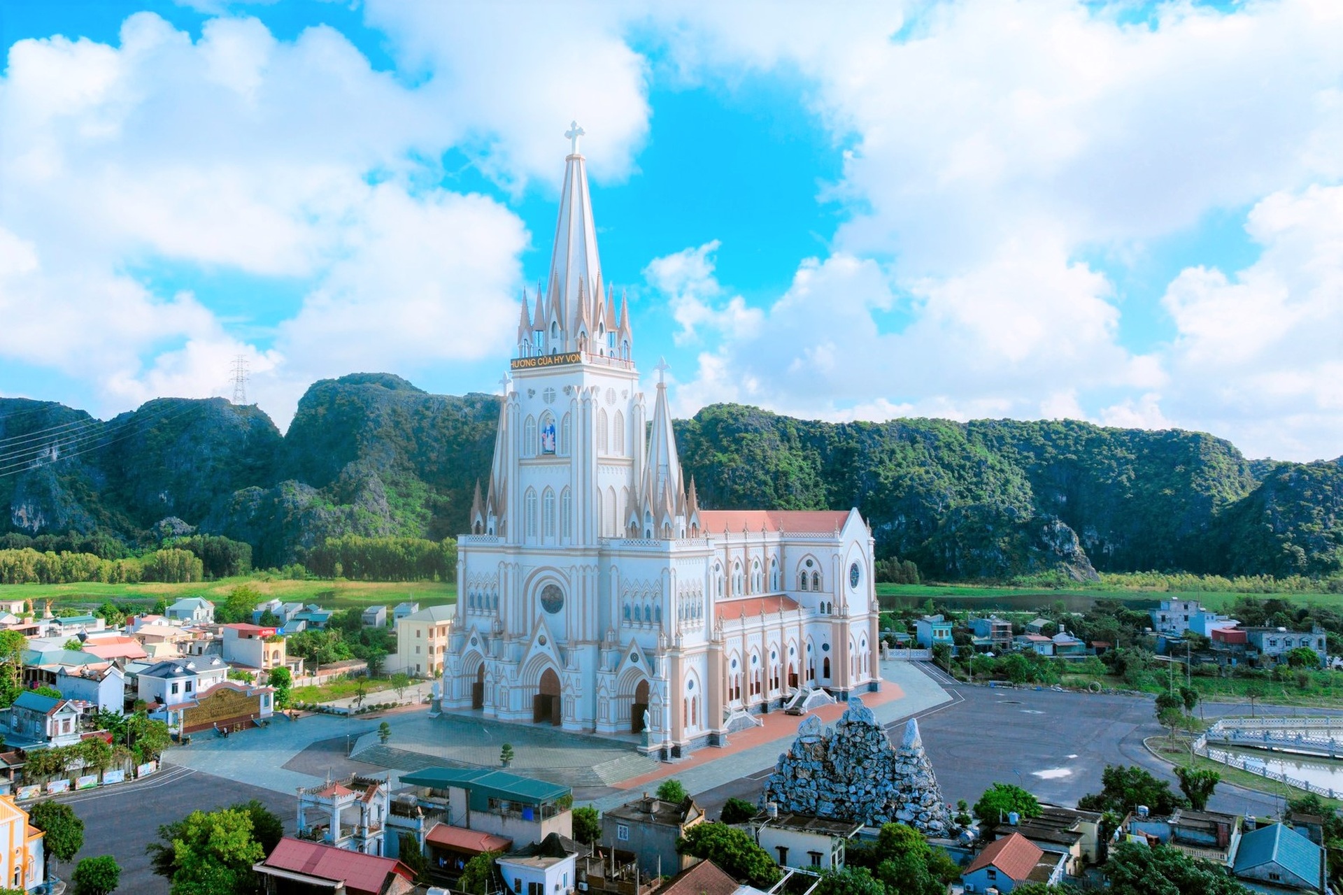 Chiêm ngắm thánh đường Công giáo lớn nhất Việt Nam - 1 Chiêm ngắm thánh đường Công giáo lớn nhất Việt Nam - 1