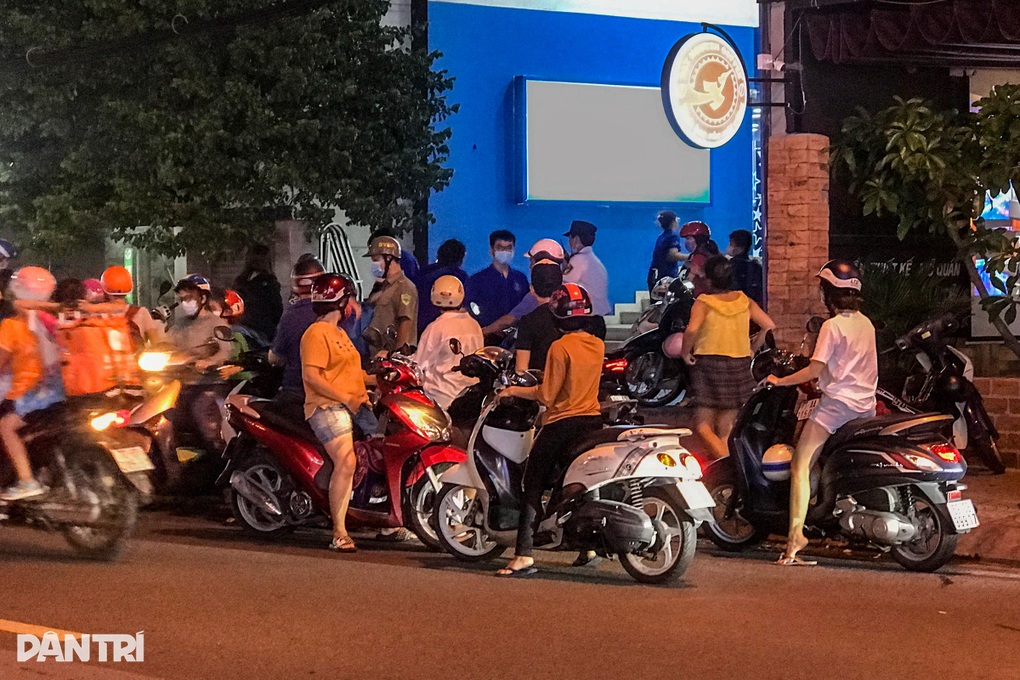 Phụ huynh đón con đứng dưới lòng đường, ai phải trả tiền cho chỗ đậu xe? - 1