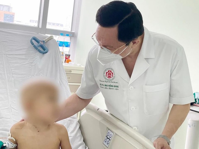 GS.TS.TTDN Mai Hồng Bàng, Giám đốc BV Trung ương quân đội 108 thăm bệnh nhi sau 1 tuần bệnh nhi được ghép gan - Ảnh: VGP/HM