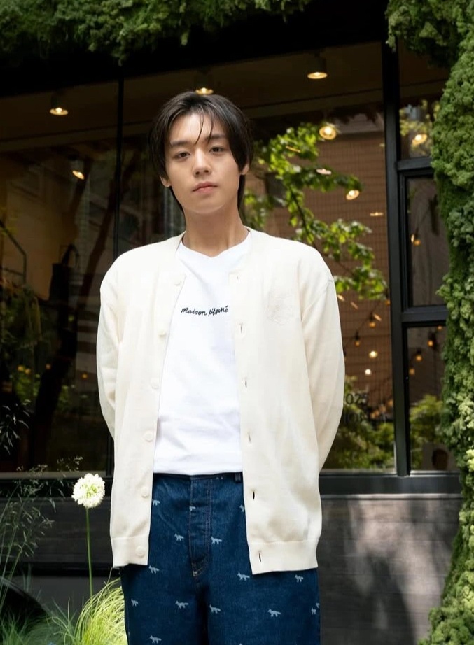 Giới trẻ châu Á rộ mốt phối đồ dạo phố với áo len cardigan - 4