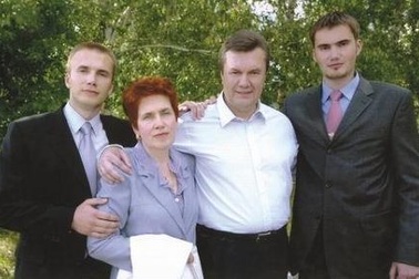 Chân dung vị tổng thống 2 lần bị phế truất của Ukraine