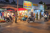 Người đàn ông đi xe ôm bất ngờ ngã xuống đường tử vong ở TPHCM