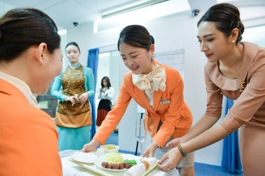 Nữ sinh Hàn Quốc trải nghiệm làm tiếp viên hàng không Việt Nam