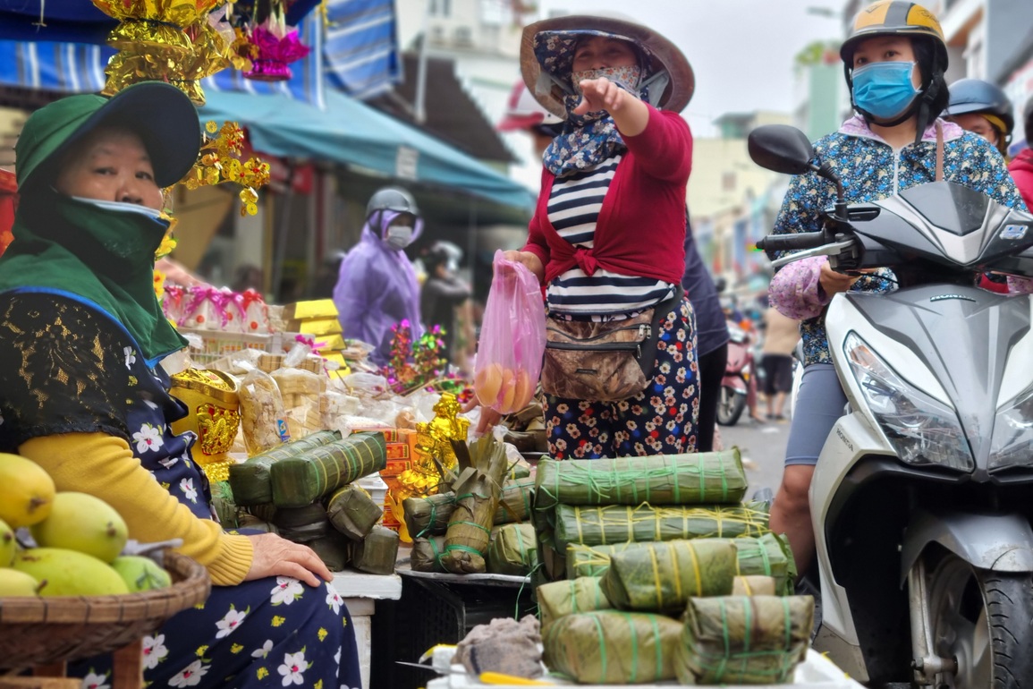 Chen chân sắm Tết trong phiên chợ ngày cuối năm - 5 Chen chân sắm Tết trong phiên chợ ngày cuối năm - 5