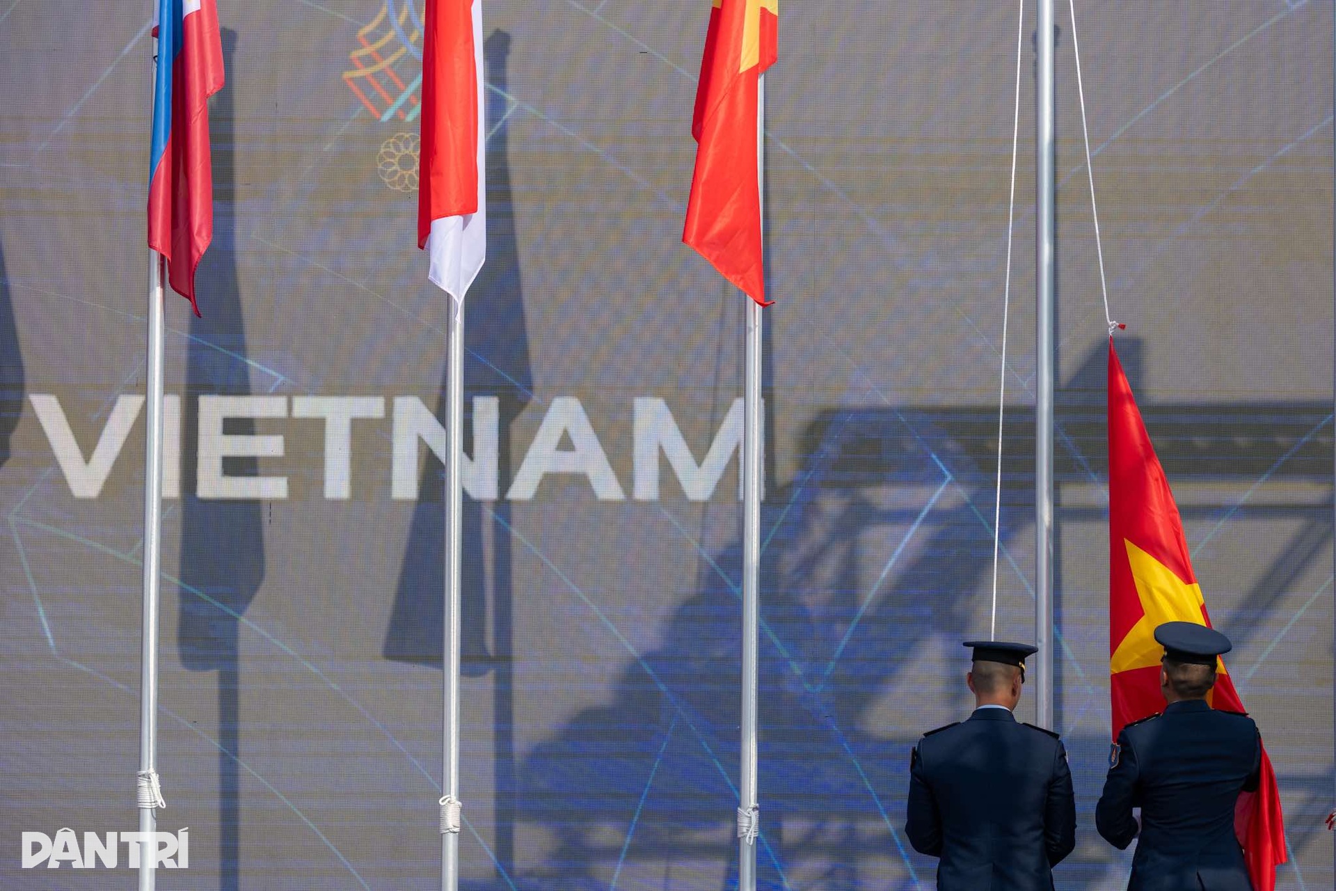 Quốc kỳ Việt Nam tung bay trong lễ thượng cờ tại SEA Games 33 - 3