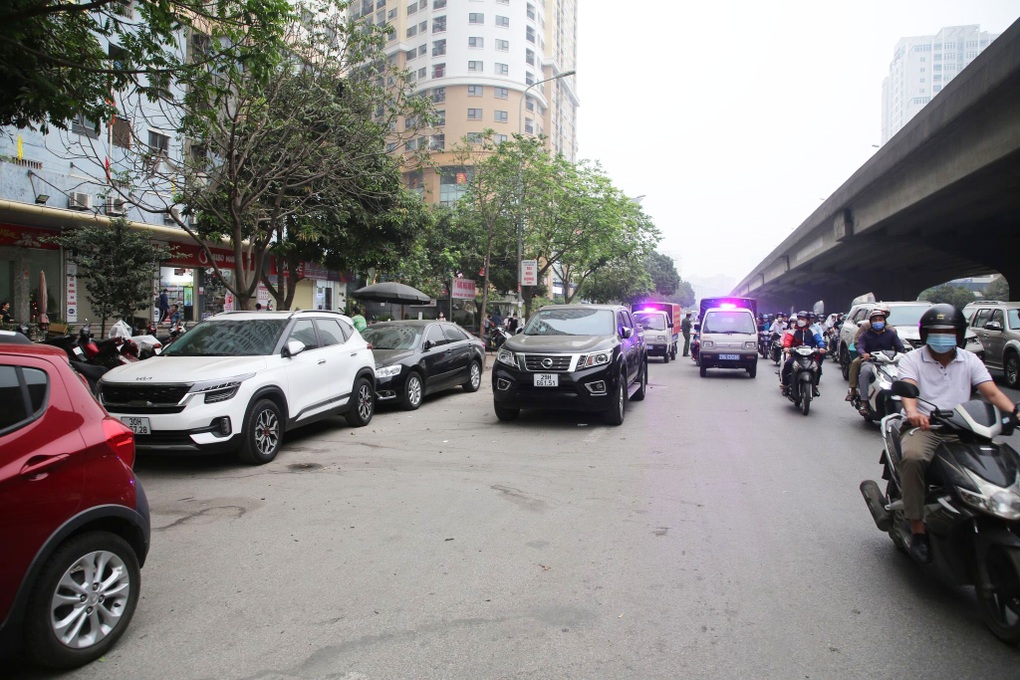 Hà Nội: Xử phạt hàng loạt ô tô đỗ tràn lòng đường vì chung cư hết chỗ để - 1 Hà Nội: Xử phạt hàng loạt ô tô đỗ tràn lòng đường vì chung cư hết chỗ để - 1