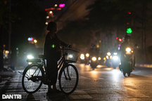 Con phố trung tâm Hà Nội gần 10 năm không có đèn đường