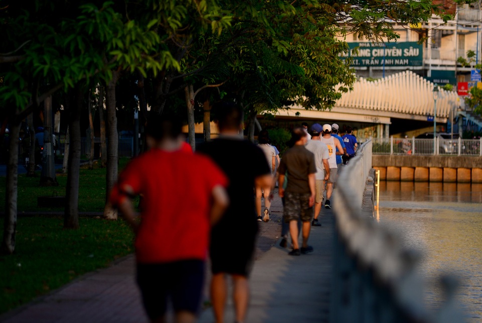 Người Sài Gòn vẫn kéo nhau ra bờ kênh tập thể dục trong mùa dịch - 2