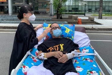 Trịnh Vĩnh Trinh xúc động khi trò chuyện cùng Trần Mạnh Tuấn tại phòng bệnh