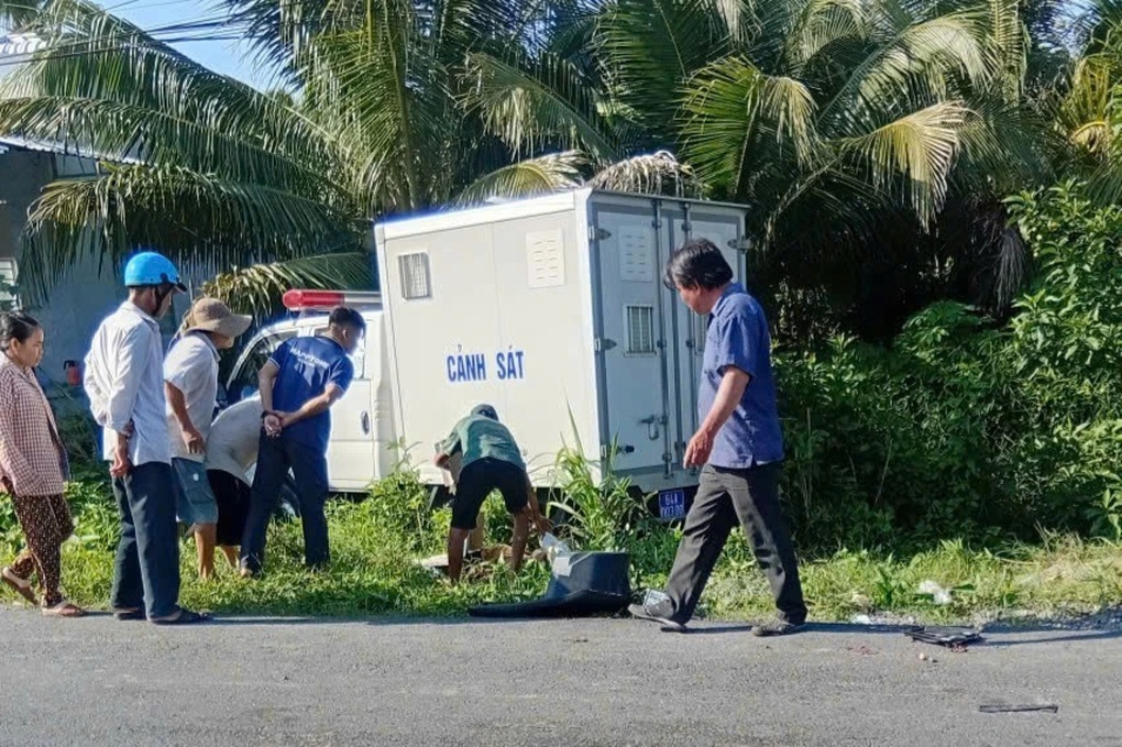Va chạm với ô tô tải, người phụ nữ đi xe máy tử vong - 1 Va chạm với ô tô tải, người phụ nữ đi xe máy tử vong - 1