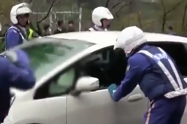 Phản ứng bất ngờ của CSGT Nhật khi chặn xe vi phạm