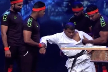 Biểu diễn “thiết đầu công”, võ sĩ tự biến mình thành trò cười