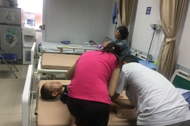 Có nguy cơ lây bệnh khi chăm sóc trẻ mắc sùi mào gà?