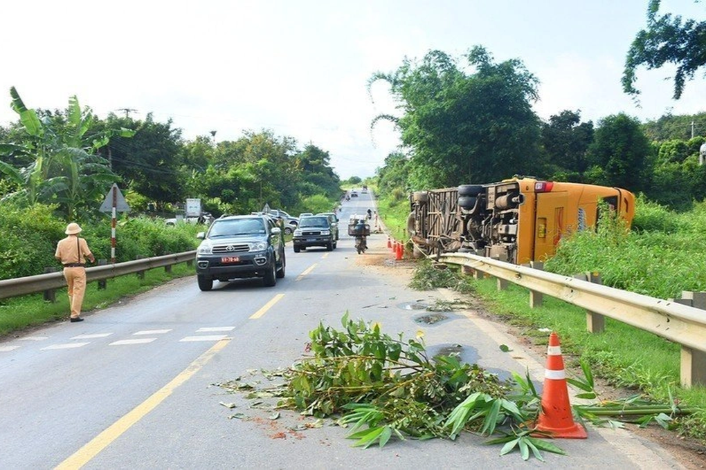 Xe khách lật trên quốc lộ, hành khách 20 tuổi tử vong - 1 Xe khách lật trên quốc lộ, hành khách 20 tuổi tử vong - 1