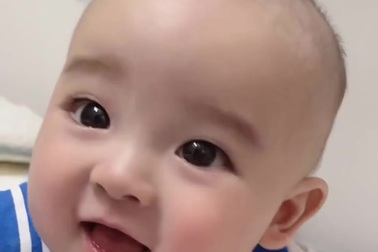 Em bé đẹp trai chuẩn phong cách soái ca khiến tim ai cũng tan chảy