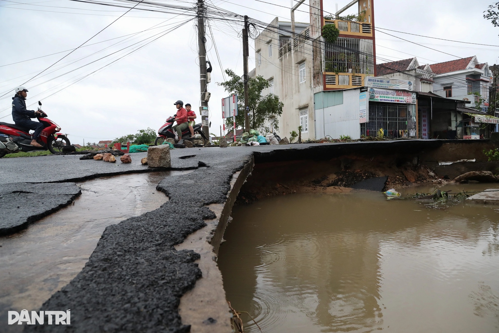 Bàng hoàng sau lũ dữ: Nhà cửa đổ sập, đường xá nứt toác - 11