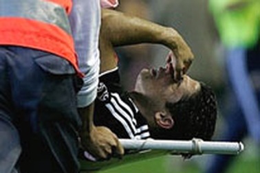 Beckham sốt virus, Cicinho phải phẫu thuật 